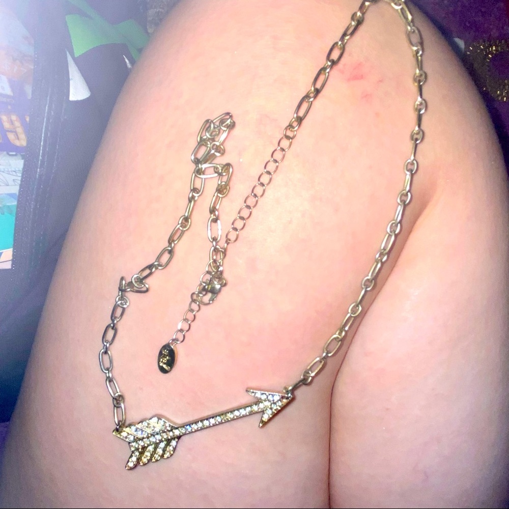 Etc! Pave crystal arrow necklace🐼🐼🐼